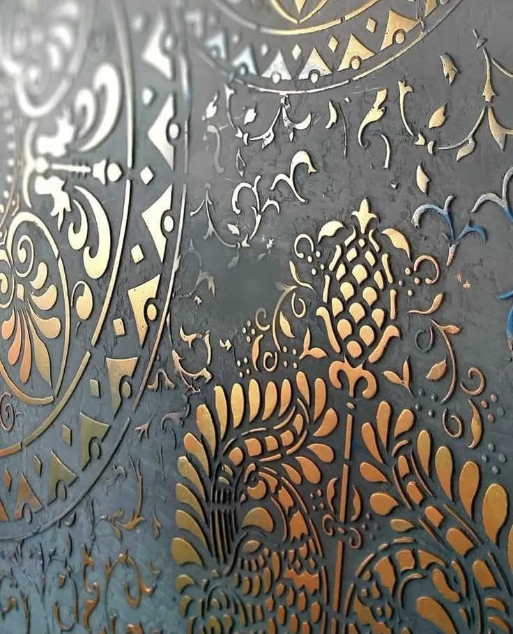 incorporate metallic wall dsigns
